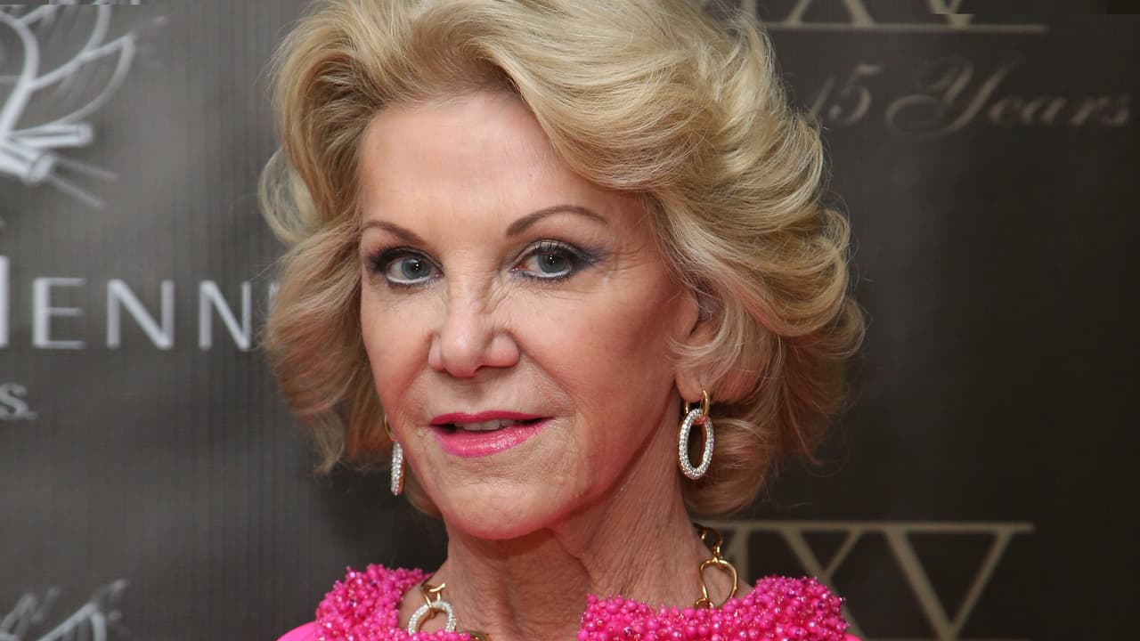 <b>Elaine Wynn, empresaria de hoteles y casinos, tiene un patrimonio de 2100 millones de dólares</b>. Bautizada como la "Reina de Las Vegas", co-fundó Wynn Resorts con su ex esposo Steve Wynn. Pasó más de 12 años en el directorio de la compañía, hasta abril de 2015. Ahora se encuentra en una batalla legal sobre su participación del 9% en la empresa de casinos.
<br>