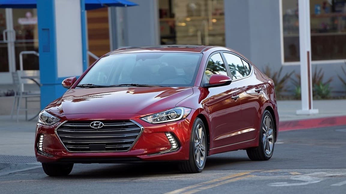 <h3 class="cms-h3-H3"><b>20. Hyundai Elantra</b></h3>
<br>
<br>El compacto de Hyundai mantiene el vigésimo lugar que obtuvo en 2016. Sin embargo con un total de
<b>198,210 unidades vendidas</b> en 2017, el Elantra experimentó una
<b>merma en sus ventas del 2.2%</b> en relación al 2016.