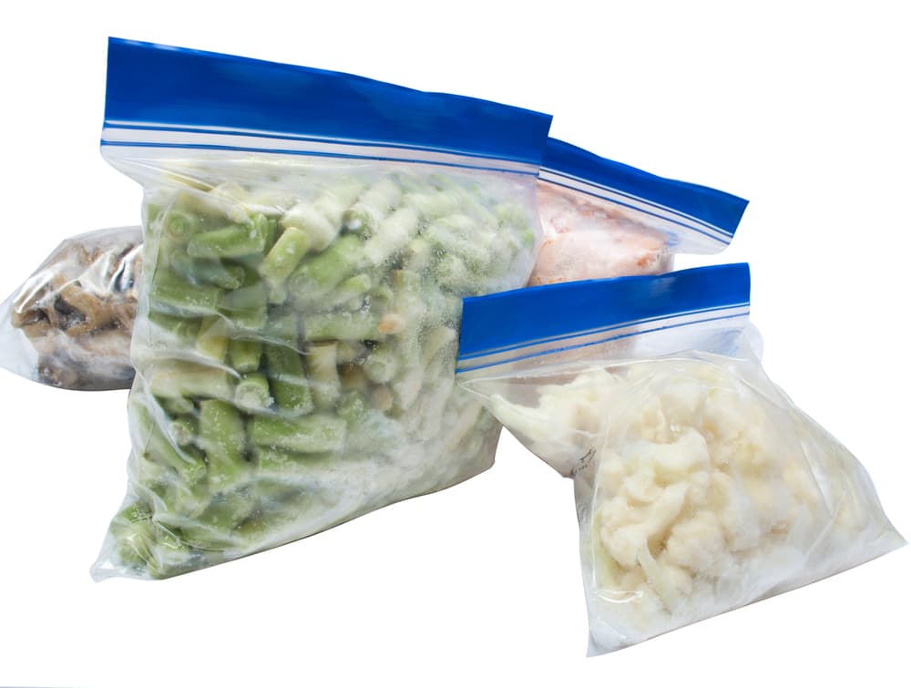 Primero es importante que si congelas comida procures guardarla en envases de plástico o bolsas de polietileno.