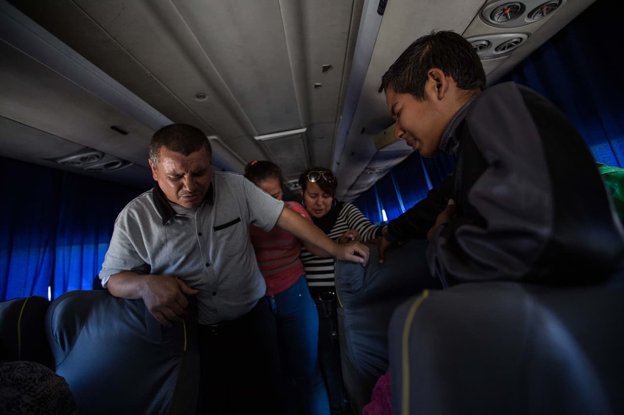 El pastor y la familia oran antes de que el autobús parta rumbo a Tapachula. Les desea lo mejor para el viaje y, como ya es costumbre, les pide que le avisen con un mensaje de texto que han llegado bien a casa. 
<br>