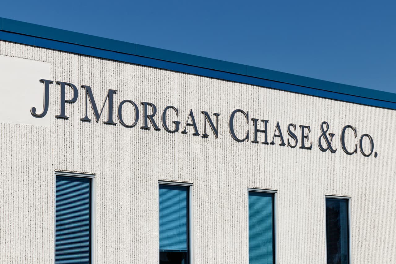 <b>JPMorgan Chase.</b>
<br>
<br>Esta compañía financiera estableció un salario mínimo de 16.50 dólares por hora. En algunas áreas con un costo de vida más elevado este monto alcanzó los 18 dólares.
<br>
<br>
<a href="https://www.univision.com/noticias/dinero/oportunidades-trabajo-contrataciones-companias-covid-19-2021-fotos"><u>Vea aquí 10 grandes compañías que están aumentando sus contrataciones en 2021</u></a>