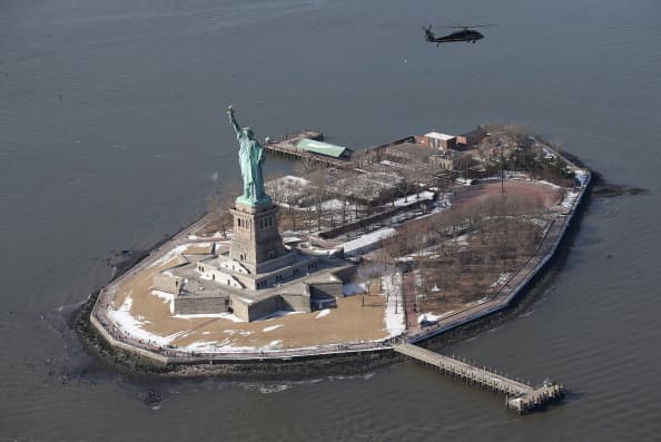 La estatua no llegó en una sola pieza, sino sus partes fueron trasladadas en 241 cajas para ser ensamblada en la isla de Bedloe, después renombrada a Liberty Island