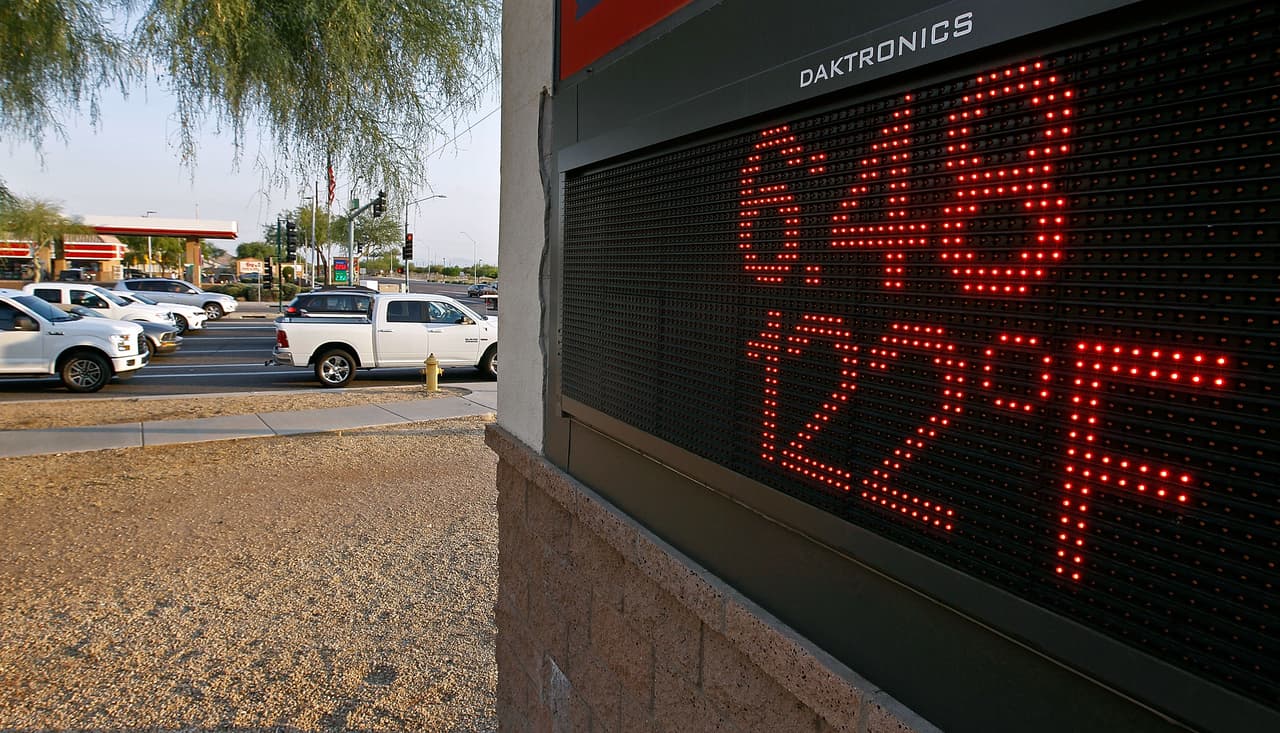 <b>Phoenix</b>.
<br>
<br>En esta ciudad el calor ya es extremo y solo se calentará más debido al cambio climático. Es posible que seis condados de Arizona sean prácticamente inhabitables por el calor en las próximas tres décadas, 
<a href="https://pinalpartnership.com/6-arizona-counties-may-be-uninhabitable-in-next-30-years-due-to-climate-change-study-shows/#:~:text=Six%20of%20Arizona's%20counties%20are,and%20Rhodium%20Group%20study%20found.&text=The%20study's%20findings%20listed%20Pinal,United%20States%20of%20being%20uninhabitable."><u>incluido el condado de Maricopa</u></a>, donde se encuentra Phoenix. 
<br>
<br>El condado de Pinal es el segundo con mayor riesgo por las temperaturas, y en todo el estado se podrían ver afectados los rendimientos de los cultivos e incrementarse los incendios forestales. Arizona ya está batiendo récords de calor con 110 y 115 grados fahrenheit al día en verano, y podría experimentar al menos 95 grados durante la mitad del año.
<br>
