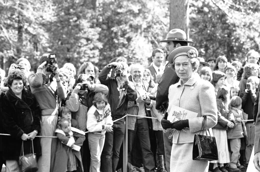 A pesar del clima adverso con intensas lluvias durante su visita,
<b>Isabel II y Felipe de Edimburgo </b>mantuvieron su agenda y recorrieron con interés algunos de los lugares más reconocidos en California.