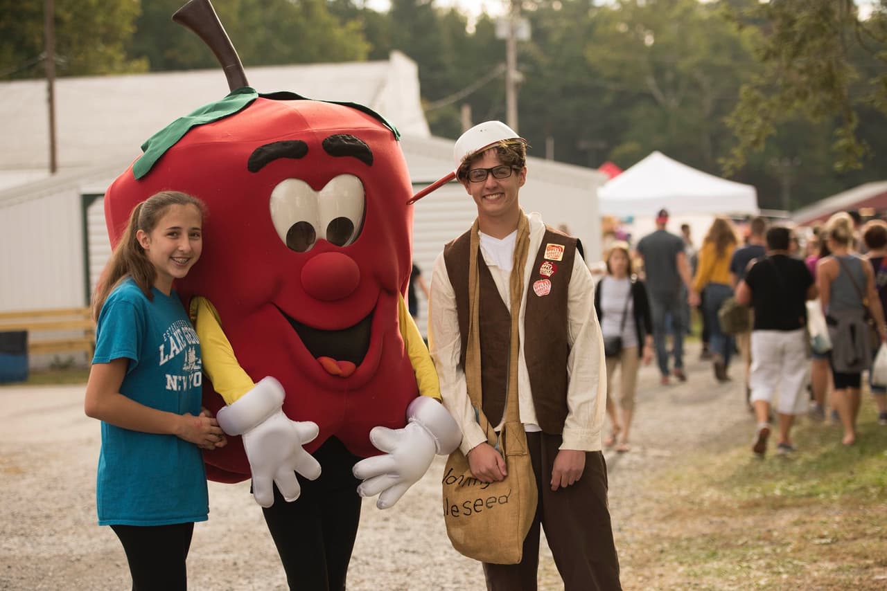 <b><a href="https://www.appleharvest.com/">National Apple Harvest Festival (1-2, 8-9 de octubre)</a></b>. El condado de Adams, Pensilvania, es la región de recolección de manzanas más grande del estado, por lo que tiene sentido que uno de los mejores festivales de cosecha de Pensilvania se celebre aquí. El Festival Nacional de la Cosecha de Manzanas se lleva a cabo cerca de Biglerville a principios de octubre y celebra esta deliciosa fruta. Los visitantes pueden probar una variedad de alimentos, bebidas y productos a base de manzana mientras se encuentran en los terrenos del festival. También hay cientos de otros vendedores, música en vivo y demostraciones.