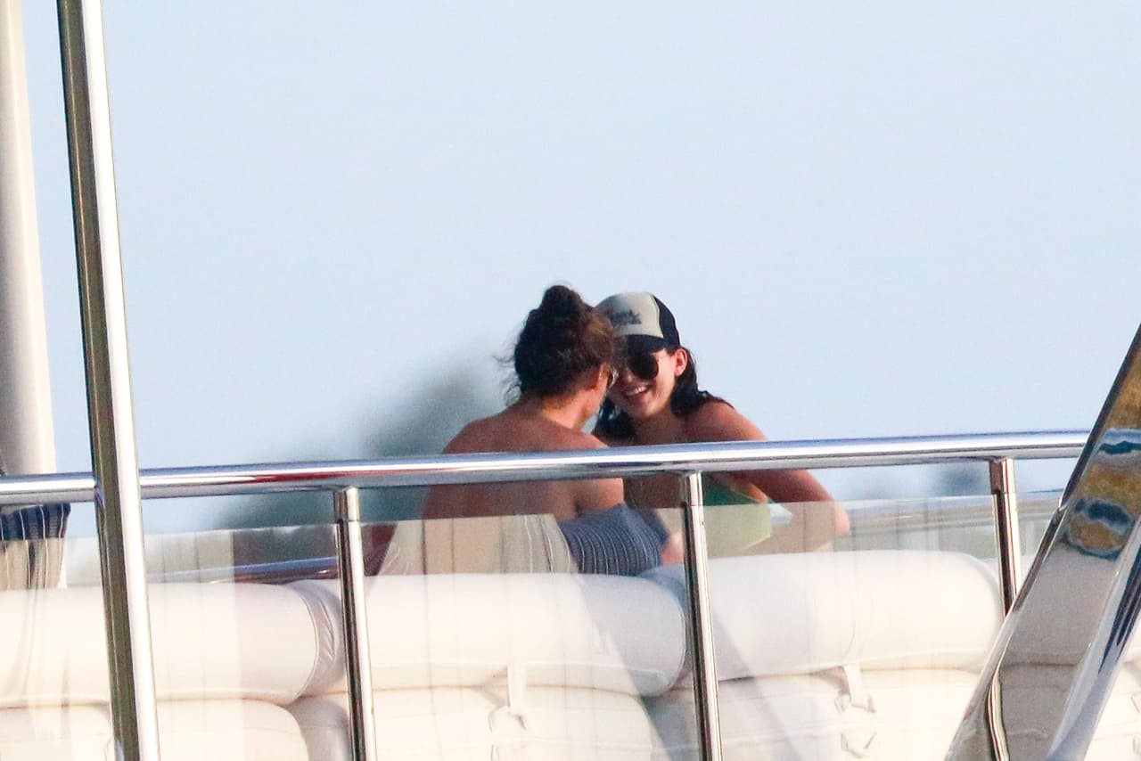 Una serie de fotos íntimas de esta parejita fueron filtradas en las redes sociales.