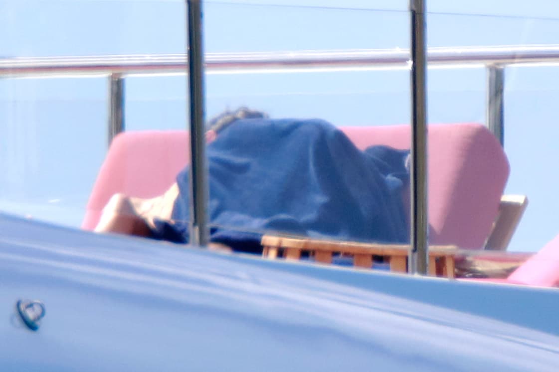 ¿Qué habrán hecho bajo esa toalla?