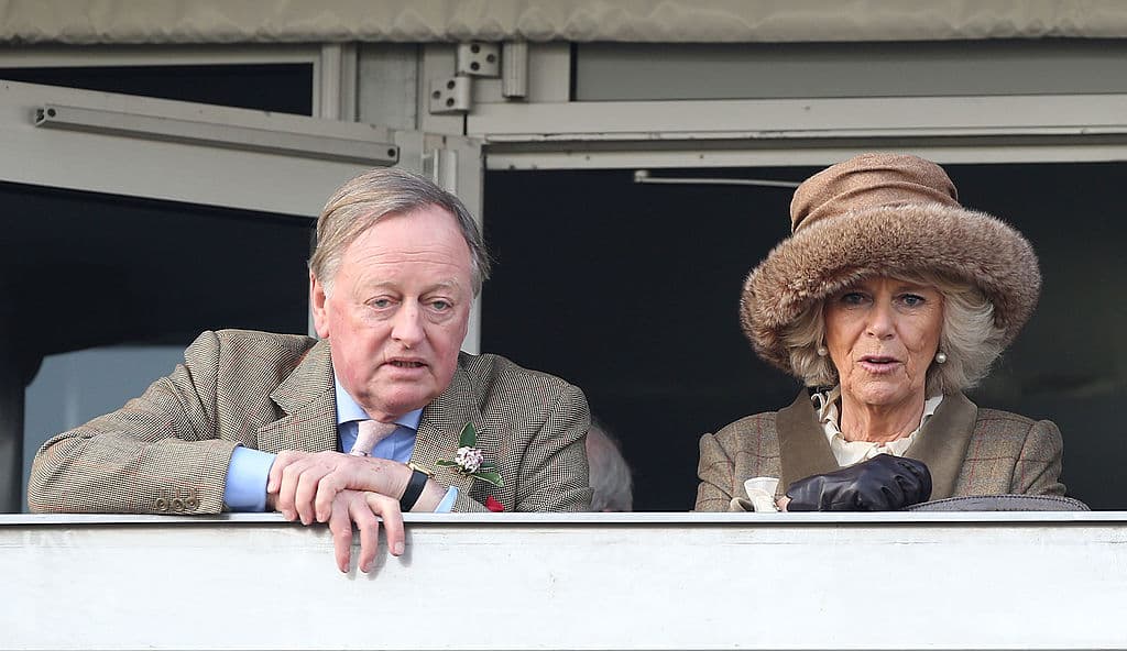 Andrew Parker Bowles OBE y su exesposa Camilla, reina consorte.