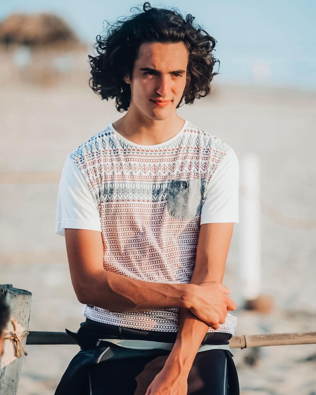 Sebastián Poza ha crecido en una familia de actores y él se desempeña en las telenovelas desde los 12 años. Su primer papel lo obtuvo en la producción Despertar Contigo.