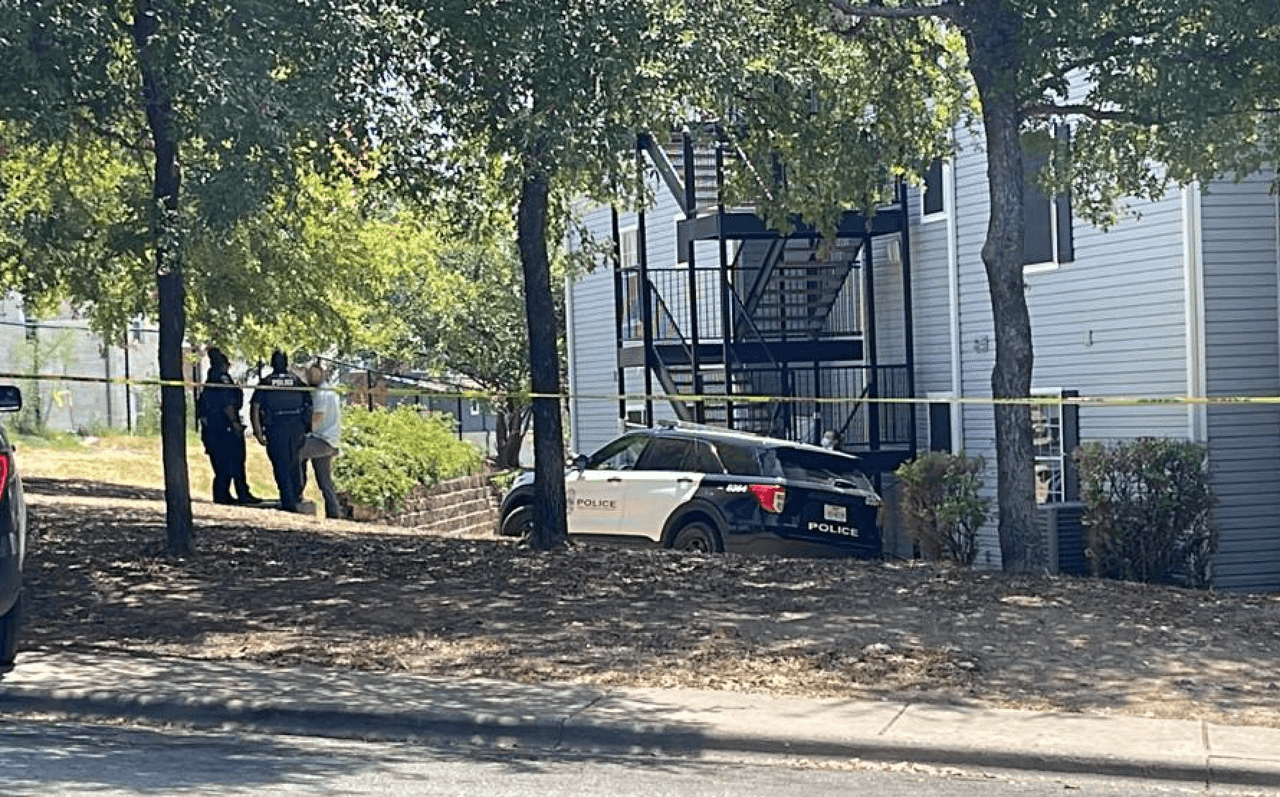Investigan hallazgo del cadáver de un hombre en complejo de apartamentos al este de Austin