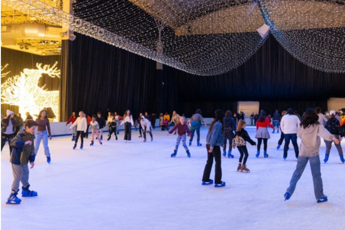 ⛸
<b>Navy Pier- Light Up The Lake</b>
<br>📍600 E Grand Ave.
<br>📆Del 24 de noviembre al 31 de diciembre de 2023
<br>📲Los patines en renta tienen un costo
<br>📲Hay más actividades en el lugar con costo
<br>✍️navypier.org/light-up-the-lake/