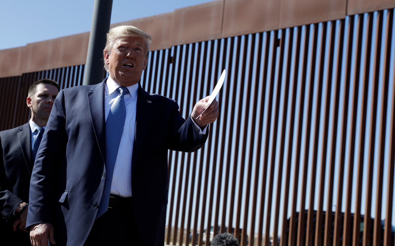 El presidente Trump habla con reporteros mientras hace un tour por una de las secciones del muro fronterizo en California el pasado 18 de septiembre.