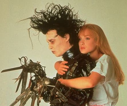 <b><a href="http://www.univision.com/temas/johnny-depp">Johnny Depp</a></b> y Winona Ryder fueron los protagonistas de este filme que causó sensación por su fantasía oscura. Contaba la historia de 'Edward', un muchacho que fue creado artificialmente pero que no fue terminado y por eso tenía tijeras en lugar de manos.