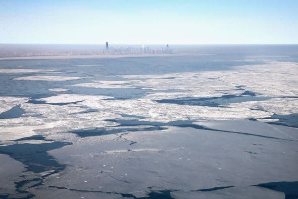 Este invierno frío, intenso y prolongado ha causado el congelamiento de más del 88% de las aguas de los Grandes Lagos en el Medio Oeste acercandóse a la cifra récord de 95% alcanzada en febrero del 1979.¡Recorre las hermosas imágenes!