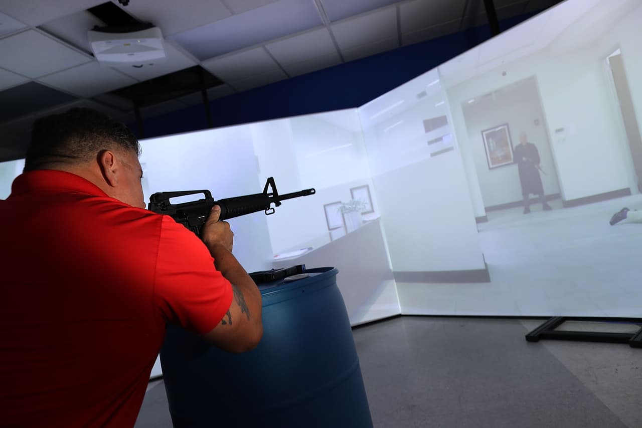 Un tirador se enfrenta con el entrenador González en una situación de rehenes virtual. La empresa que creó este sistema de prácticas de alta tecnología emplea a más de 400 personas en EEUU, Canadá, Australia, Holanda, Singapur, Emiratos Árabes Unidos y Reino Unido.