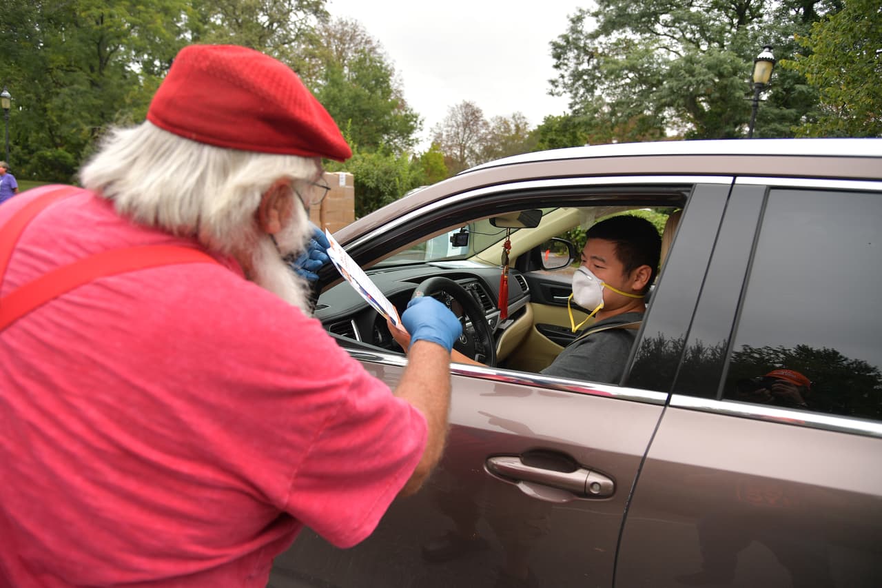 Las comidas incluirán alimentos que cocina y prepara el personal en las cocinas del Austin ISD. Estas comidas se refrigeran y se sirven frías para llevarlas a casa y recalentarlas. Las comidas saludables que se sirven incluyen proteínas, granos, frutas, verduras y leche. La comida está disponible hasta que se agote.