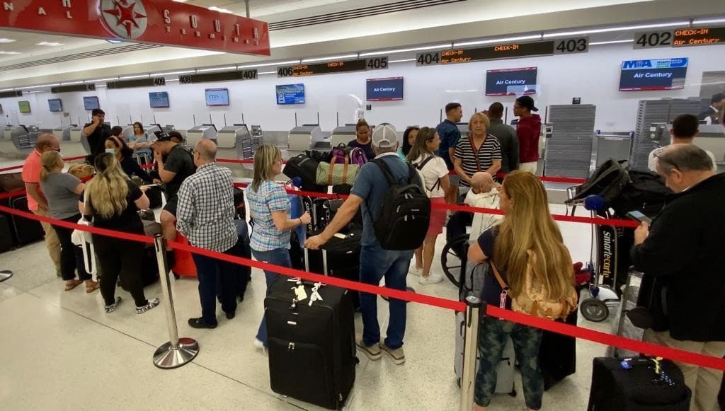 Pasajeros de Red Air desesperados esperando vuelo luego de cancelaciones