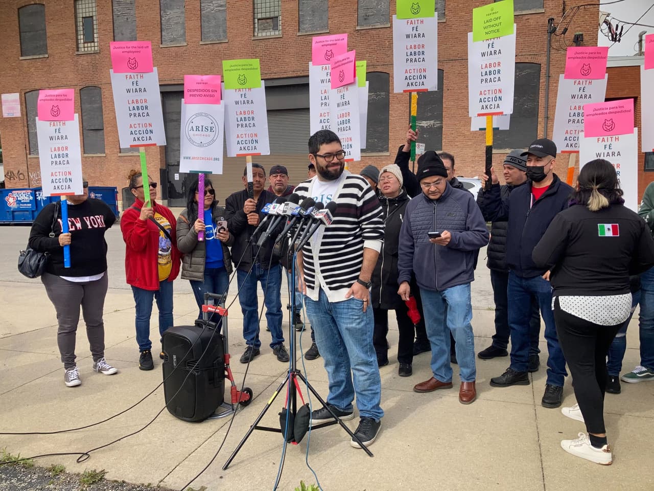  Trabajadores de 'Foxtrot' en Chicago protestan tras el cierre de las tiendas