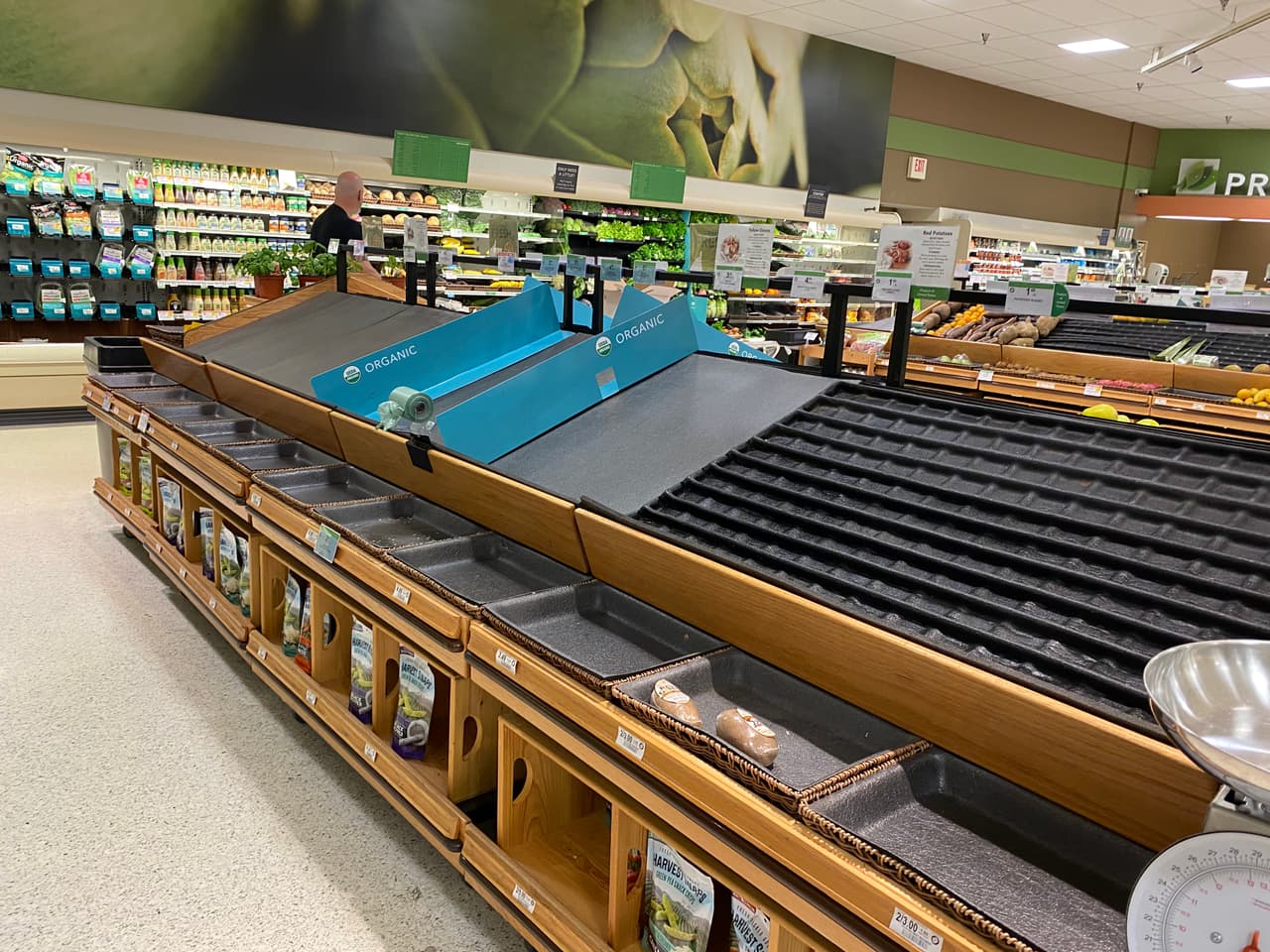 Durante la última semana, ante el aumento de casos de coronavirus en el sur de Florida, las personas han acudido en avalancha a hacer compras. 
<br>