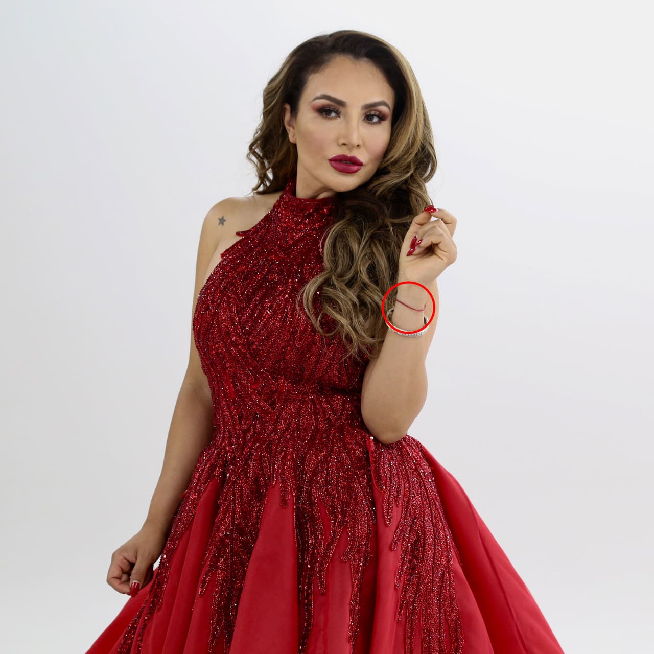 Por su parte, la reconocida locutora de 
<b>El Free-guey show</b>, 
<b>La Bronca</b>, siempre carga en su muñeca izquierda un hilo rojo, el cual le sirve como protección contra las envidias y malas vibras.