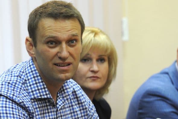 El alcalde en funciones de Moscú, Serguéi Sobianin, se pronunció a favor de que el dirigente opositor Alexéi Navalny se presente a las elecciones al Ayuntamiento de la capital rusa del próximo 8 de septiembre. Navalny decidió retirar su candidatura tras ser condenado la víspera a cinco años de cárcel en un caso de robo de madera y fraude, lo que de hecho le inhabilitaba para tomar parte en unas elecciones. Después de su arresto, condena y posteriores demostraciones en St. Petersburg y otras ciudades rusas, el bloguero fue puesto en libertad en forma inesperada. Al quedar en libertad hasta que se resuelva la apelación de la sentencia, el opositor podría concurrir teóricamente a los citados comicios. Tras abandonar la prisión preventiva de la ciudad de Kírov, unos 900 kilómetros al este de la capital, Navalny señaló que tomara una decisión cuando vuelva a casa. Mientras, el veterano opositor liberal, Borís Nemtsov, animó hoy a Navalny a postular su candidatura, "continuar hasta el final y ganar". "Estoy convencido de que si en las elecciones recibe más de un millón de votos, no se atreverán a encerrarlo. La garantía de inmunidad de Navalny depende directamente del apoyo popular", apuntó. Navalny, bloguero anticorrupción que sacó a la luz los trapos sucios del partido del Kremlin, era considerado hasta su condena ayer a cinco años de cárcel el dirigente opositor con mayor gancho electoral. Los analistas no creen en una posible victoria de Navalny en las elecciones a la alcaldía, pero consideran que su condena sí puede traerle réditos electorales. Uno de los organizadores en diciembre de 2011 de las mayores protestas antigubernamentales desde la caída de la Unión Soviética, Navalny fue el dirigente más votado cuando la oposición extraparlamentaria decidió crear un consejo coordinador.