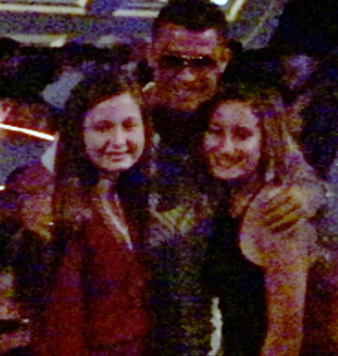 El futbolista la pasó de maravilla, estaba tan feliz que permitió que algunas admiradoras se retrataran con él.