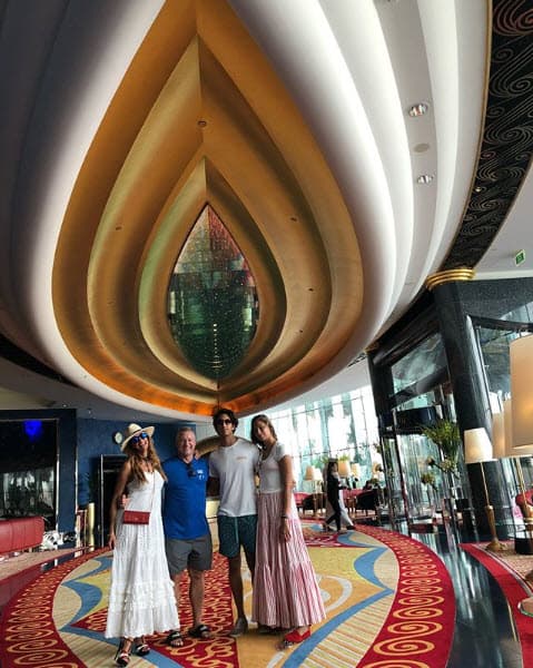 "Llegando al hotel más famoso del mundo Burj Al Arab. El lobby es un espectáculo. Dubai", compartió Lili en Instagram en esta imagen.