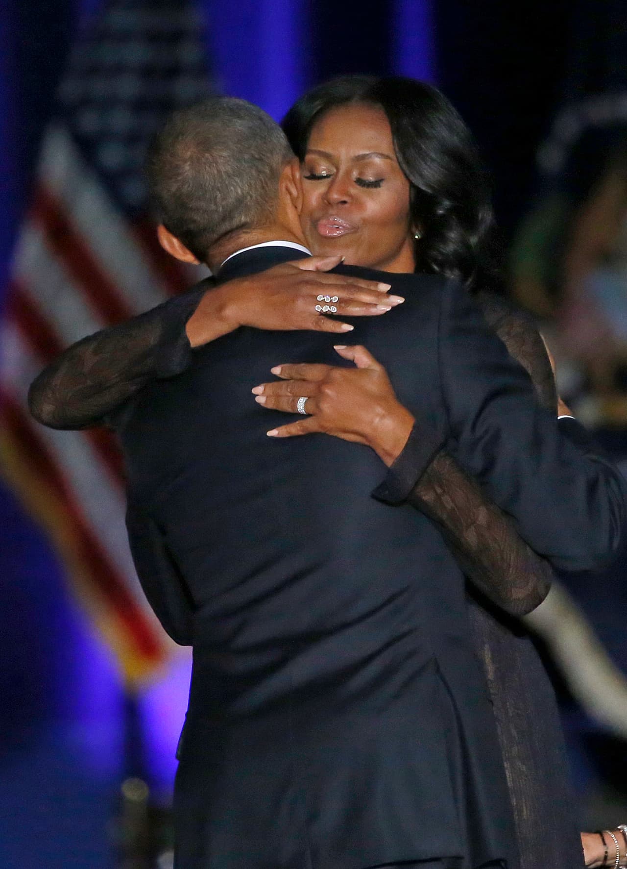 Michelle Obama abraza al presidente luego de concluir su presentación.