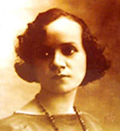 <b>La fuerza de la convicción:</b> 
<b>Matilde Hidalgo Procel (1889-1974), Ecuador</b>
<br>Quería estudiar medicina, pero las leyes ecuatorianas de principios del siglo XX se lo impedían: las mujeres no podían matricularse. Matilde decidió que había que acabar con esa absurda norma y apeló al rector de la universidad, que finalmente la dejó registrarse. Fue la primera mujer médico del país (al menos oficialmente) y se graduó con las mejores notas de la promoción. En 1924 quiso votar y no pudo, también por ser mujer, y se levantó contra esta desigualdad que no acabó hasta 1929. Matilde fue la primera mujer en ostentar un cargo público en Ecuador.