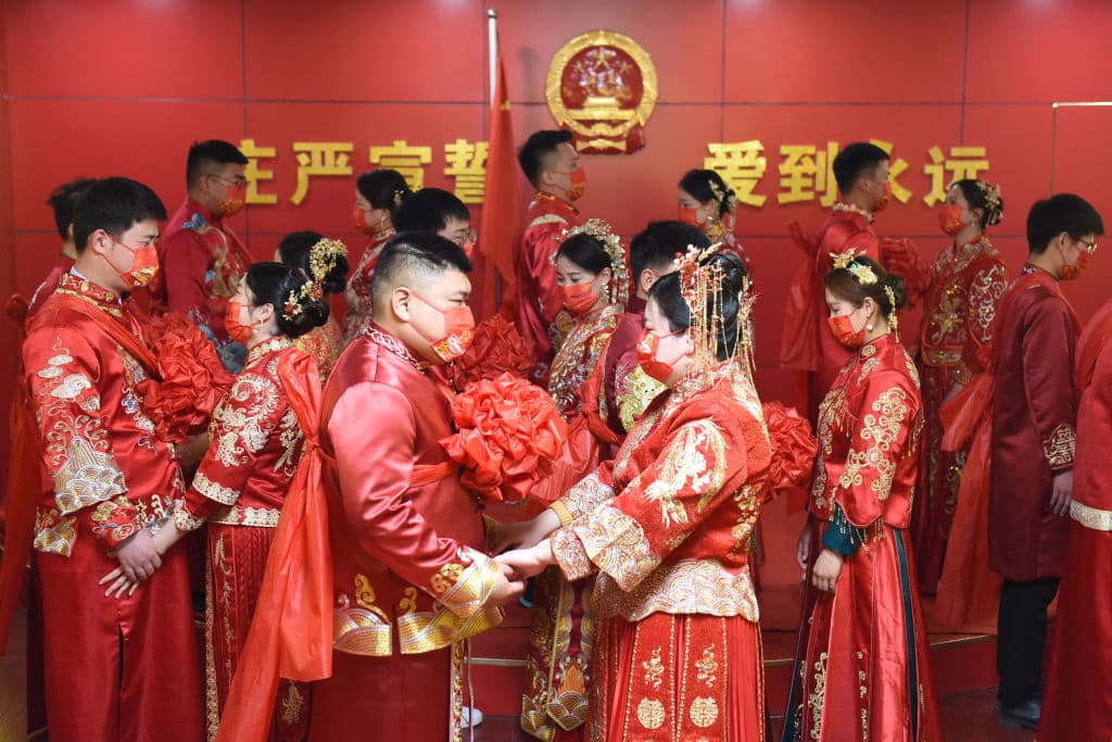 Las parejas asisten a una ceremonia de boda grupal en un registro de matrimonio en Donghai, en la provincia oriental china de Jiangsu, el 22 de febrero de 2022, un día palíndromo escrito como "22-2-22".