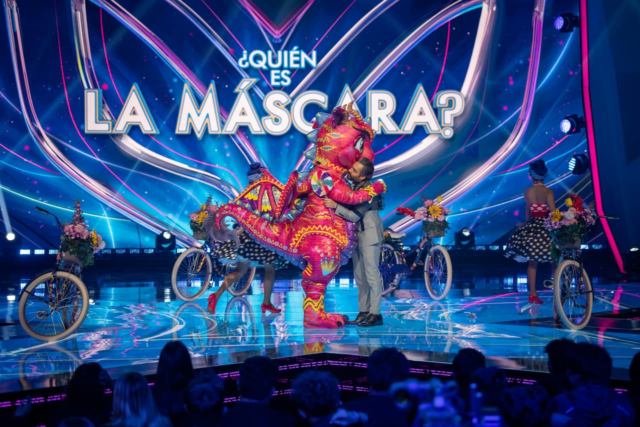 Omar Chaparro hizo dudar más al panel de los investigadores, al decir que Alebrije podría ser un hombre. No obstante, ellos siguieron creyendo que se trataba de una mujer y Natalia Téllez, Itatí Cantoral, Aracely Arámbula y Ana Bárbara fueron sus predicciones.