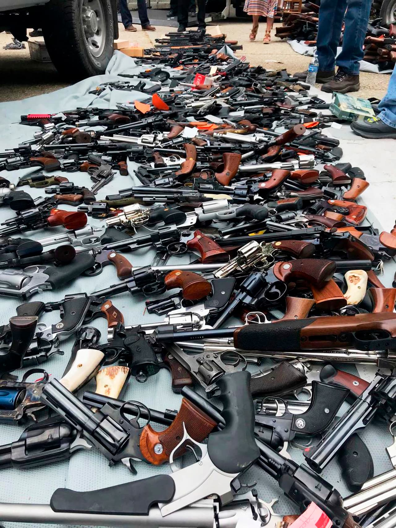 Encuentran un arsenal con más de mil armas en una casa de Los Ángeles