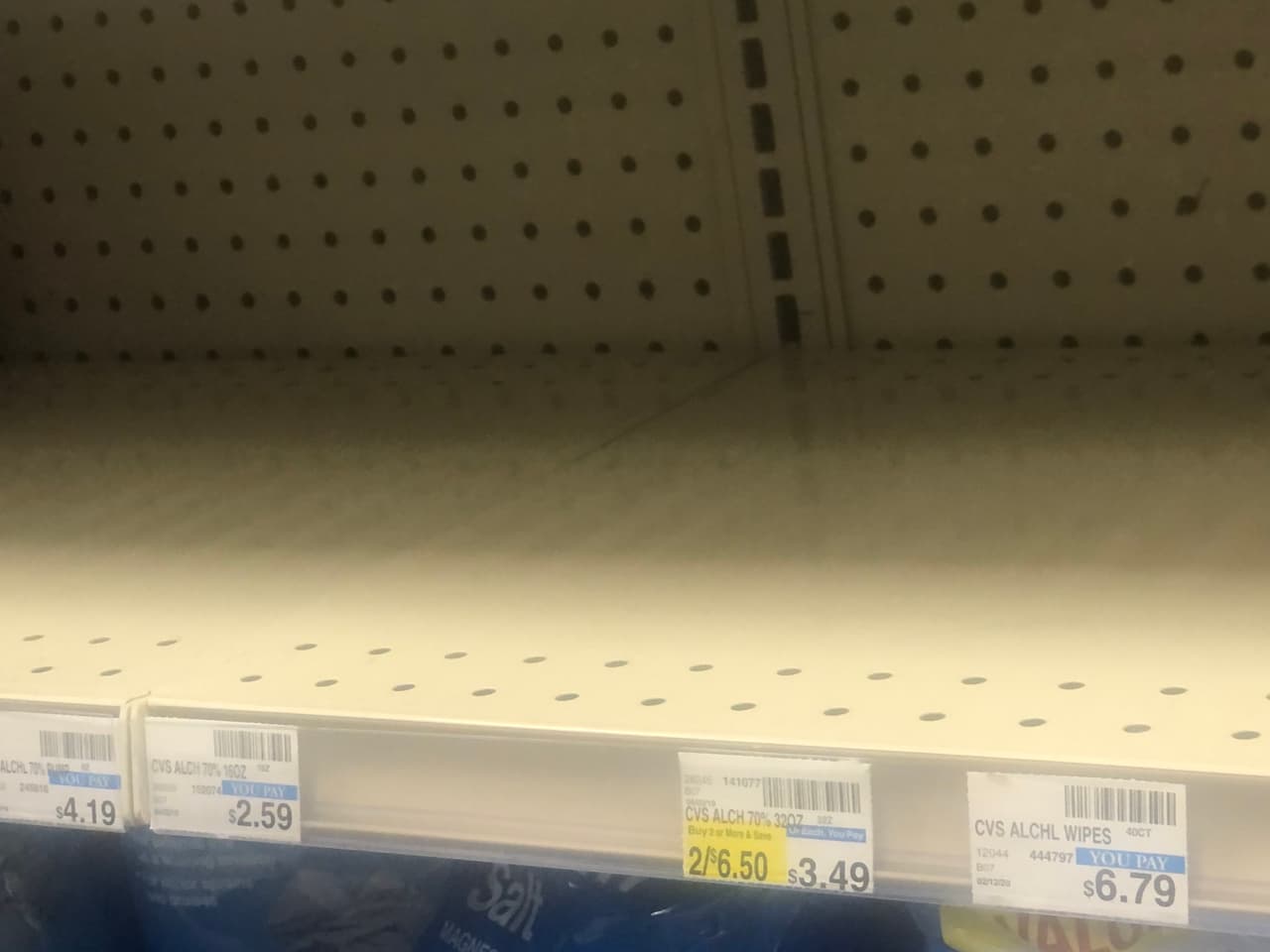 Las toallas desechables con cloro han escaseado, toda vez que se ha recomendado limpiar las superficies como los escritorios, computadoras y teclados en los trabajos.