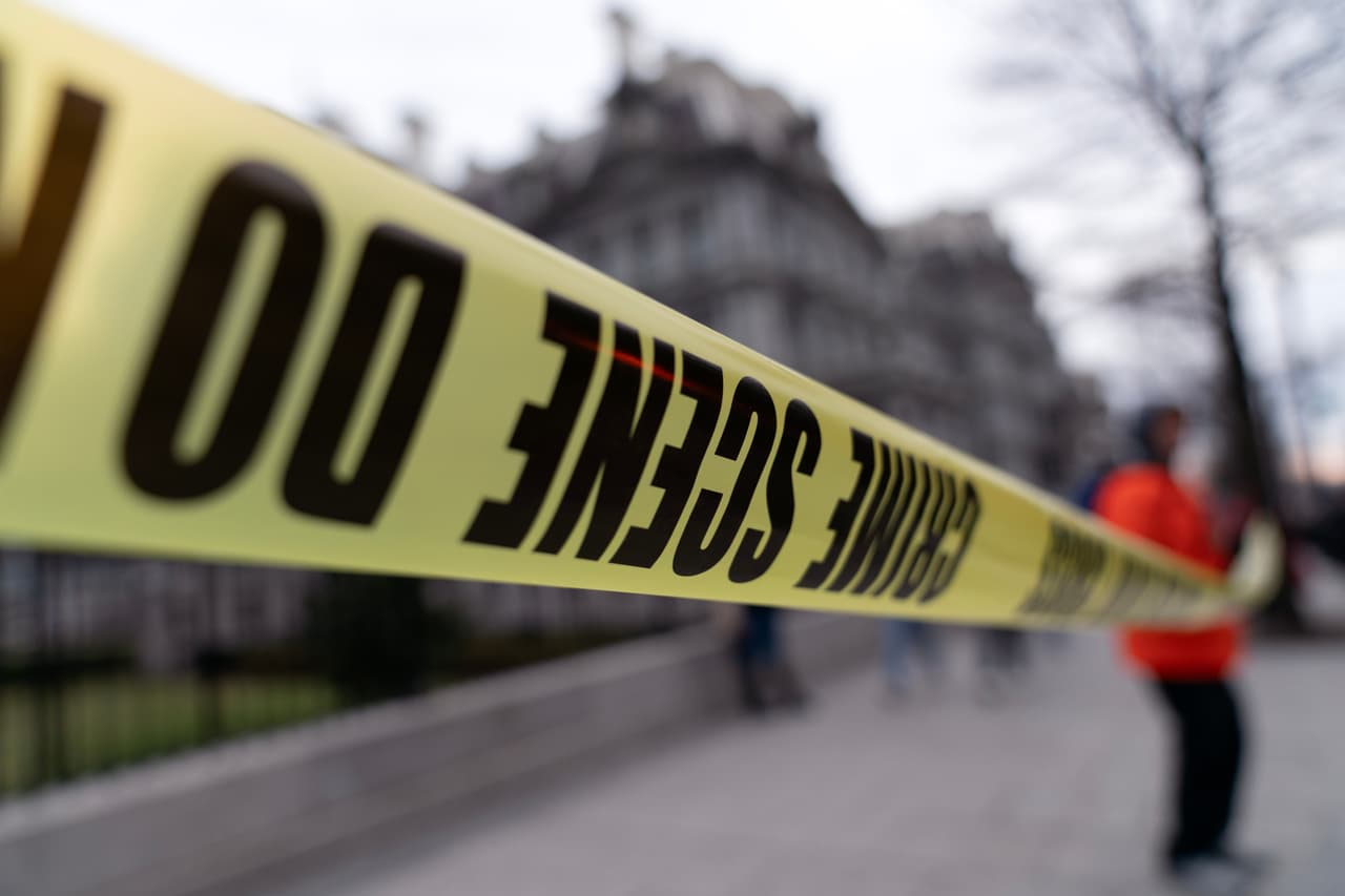 Tiroteo deja un policía muerto y otro herido en Beech Grove, Indiana; sospechoso sigue prófugo