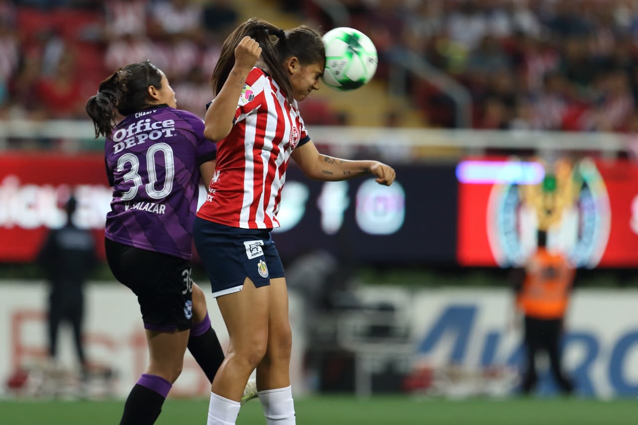Chivas cayó en la vuelta, pero se impuso en el global gracias al triunfo en la ida y Blanca Félix se erigió como la heroína tras atajarle un penal a Charlyn Corral.