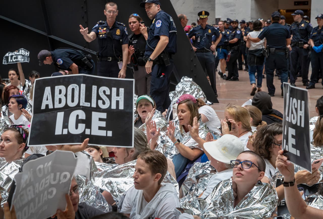 Otro de los pedidos de los manifestantes, en esta y otras protestas, fue
<b> eliminar ICE.</b>
