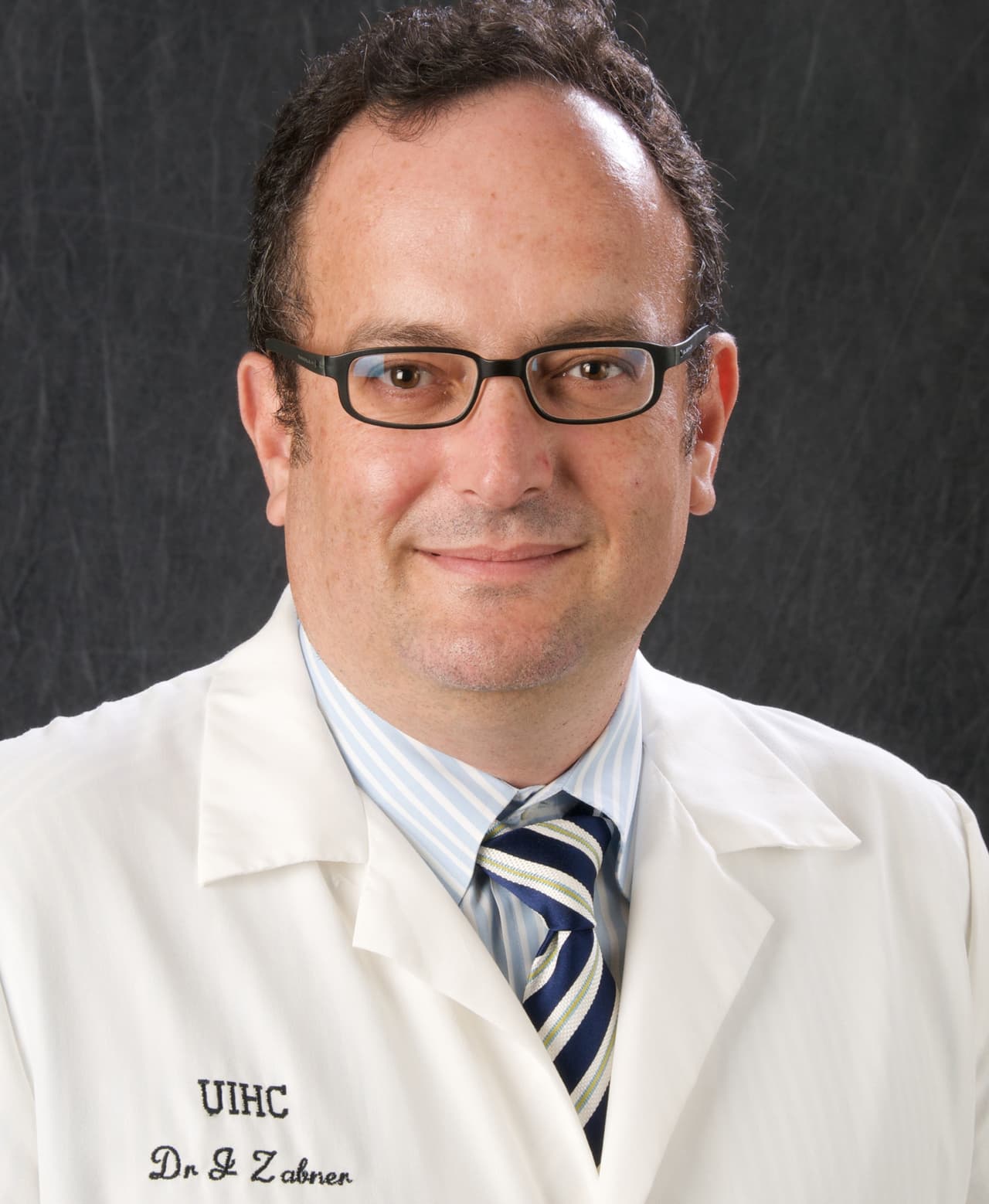 "Es triste oír a ciertos políticos que este es un problema de los latinos. Es pasar la culpa a las víctimas", dice Dr. Joseph Zabner, director del departamento de atención pulmonar del Hospital de la Universidad de Iowa. "No hemos visto una epidemia de coronavirus en latinos, solamente los latinos que trabajan en la planta de Tyson", añadió Zabner, un inmigrante venezolano de 58 años de edad que llegó a Estados Unidos hace 30 años.