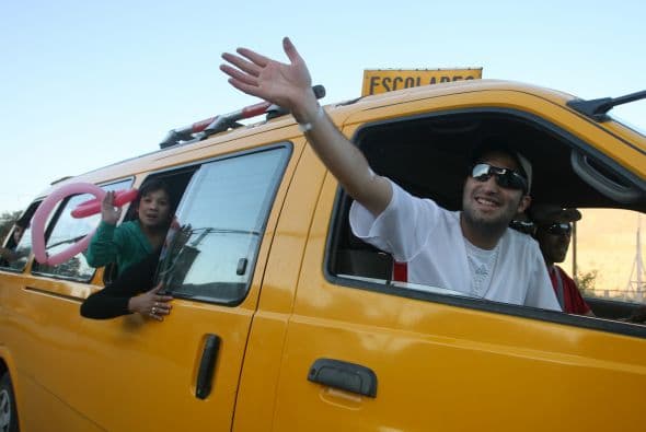 Un grupo lo hizo también en una caravana de vehículos en horas de la tarde, constató la AFP. El jueves los mineros Juan Illanes, Carlos Mamani y Edison Peña salieron del hospital y regresaron a sus casas.