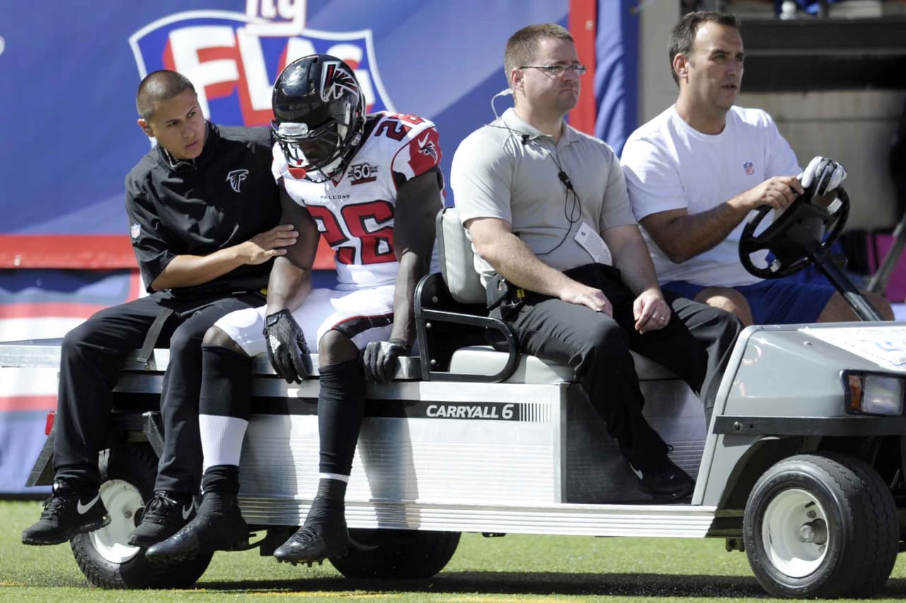 Tevin Coleman salió lesionado de las costillas en el segundo cuarto contra los Giants