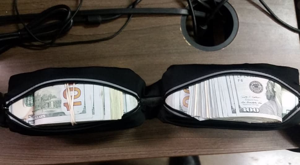 Otro de los detenidos llevaba varios fajos de billetes en una riñonera.