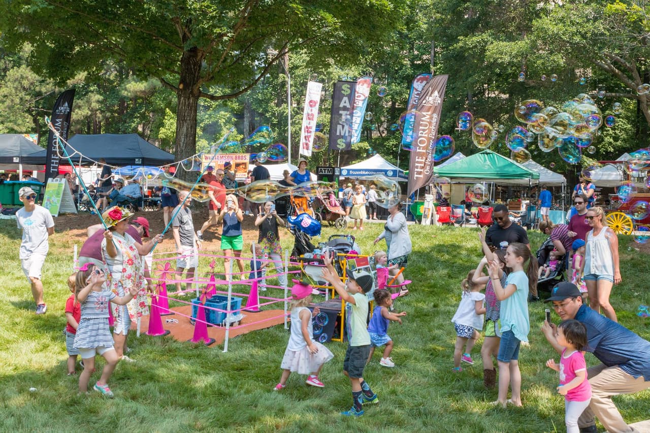 <b><a href="https://www.peachtreecornersfestival.com/">Peachtree Corners Festival (1 al 3 de julio)</a></b>. Festival gratuito que contará con vendedores de artesanías, excelente música, comida, mucha diversión para los niños y una exhibición de autos.