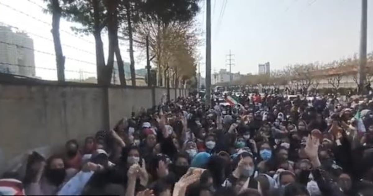 Con violencia prohibieron entrada de mujeres para ver el partido Irán-Líbano 