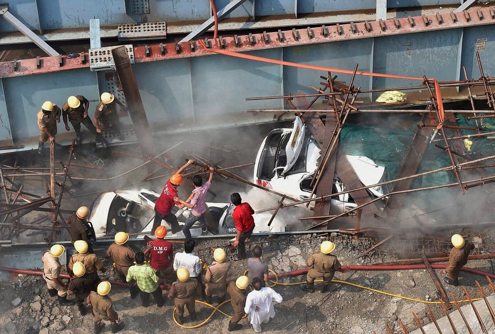 Ciudadanos y rescatistas tratan de salvar a personas bajo los escombros.