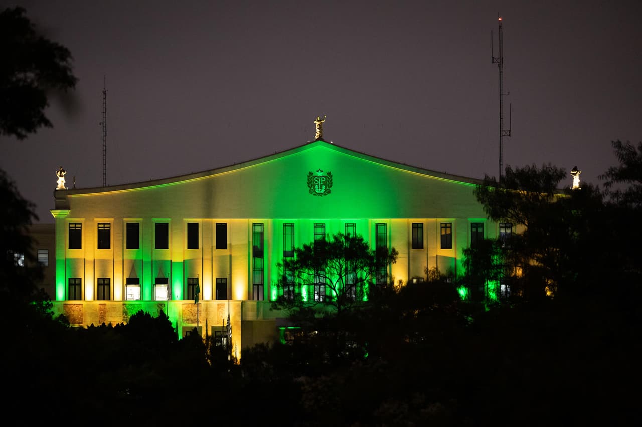 El anuncio de su muerte provocó conmoción no solo entre los millones de seguidores del fúbtol internacional y de la selección brasileña, sino también de reconocidos deportistas y personalidades. En la fotografía aparece el Palacio de los Bandeirantes, sede del gobierno del estado de Sao Paulo, también iluminado con los colores verde y amarillo en tributo a Pelé.
