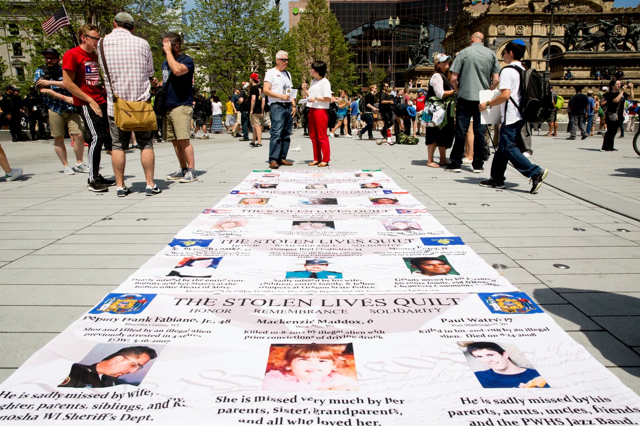 MIERCOLES 20 DE JULIO. 3:00 PM. Sobre el suelo en la plaza Public Square, unos carteles denuncian agresiones de inmigrantes indocumentados a ciudadanos estadounidenses. Este espacio ha servido de lugar de encuentro para todos los manifestantes, a favor y en contra del partido republican.