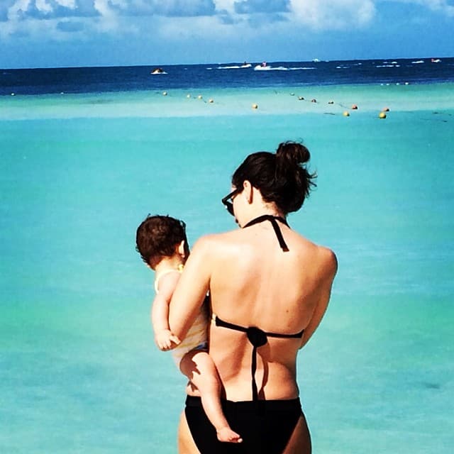 ¿Ya reconociste a esta bellezas en bikini? ¡Claro! Es Jacky Bracamontes en la playa.