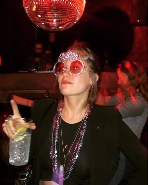 "Sí, sí, sí mi futuro esposo. No suelo compartir nada de mi vida privada, prefiero ser discreta con mis cosas, pero quiero compartir con ustedes un poco de este momento tan lindo que estoy viviendo junto a Yago. Nos comprometimos a principio de año y bueno acá estamos planeando una
<b>boda pequeñita y muy amorosa"</b>, escribió.