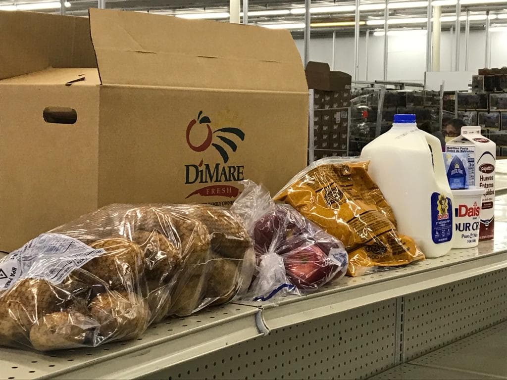 Vegetales, leche, cajas de comida, frutas y hasta chocolate pueden recibir en este espacio enorme que cada vez recibe a más personas, ubicado en el 2019 de Masters Drive en Dallas.