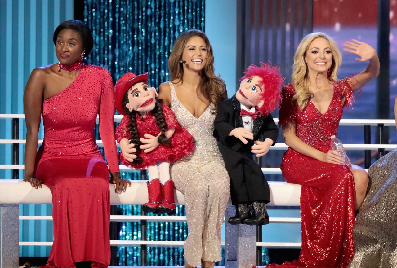 Al centro, Laryssa Bonacquisti, Miss Louisiana, junto a las marionetas que utilizó para demostrar su talento como ventrílocua y cantante en el concurso.