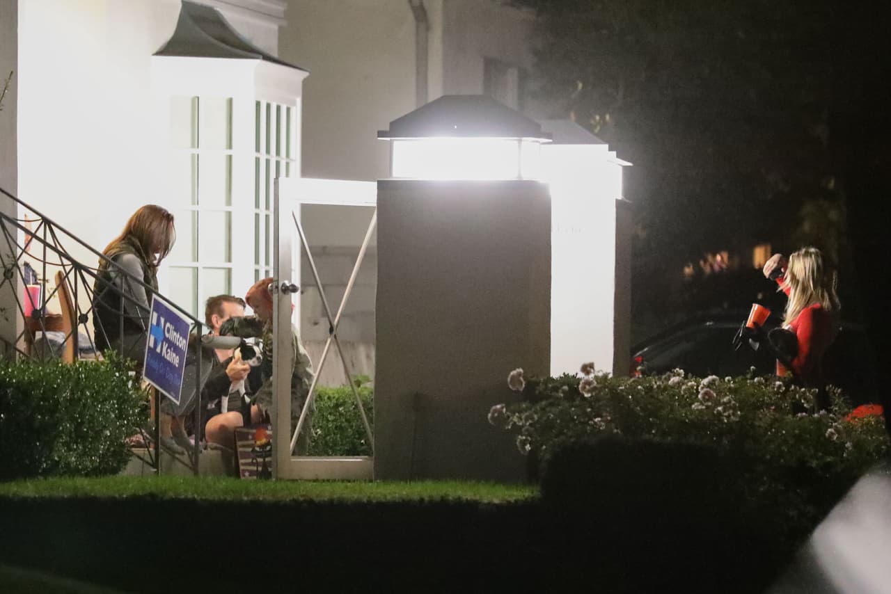 Kate Hudson y su ex, el rockero Matt Bellamy, llevaron a su hijo Bingham a pedir 'calaverita' en Brentwood, California.